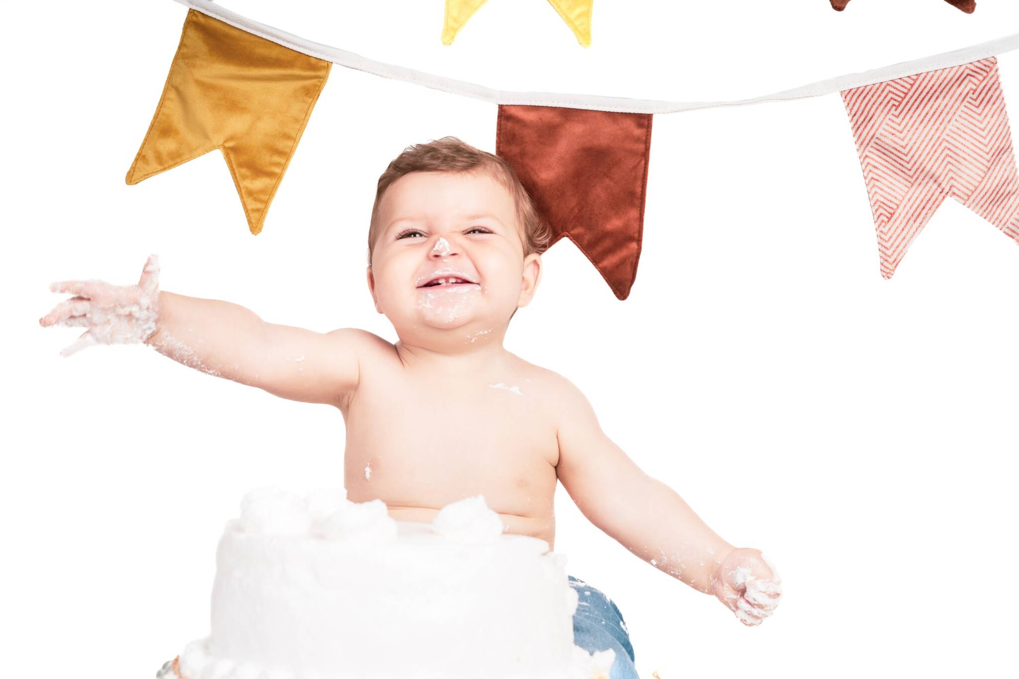 niño pequeño jugando con una tarta