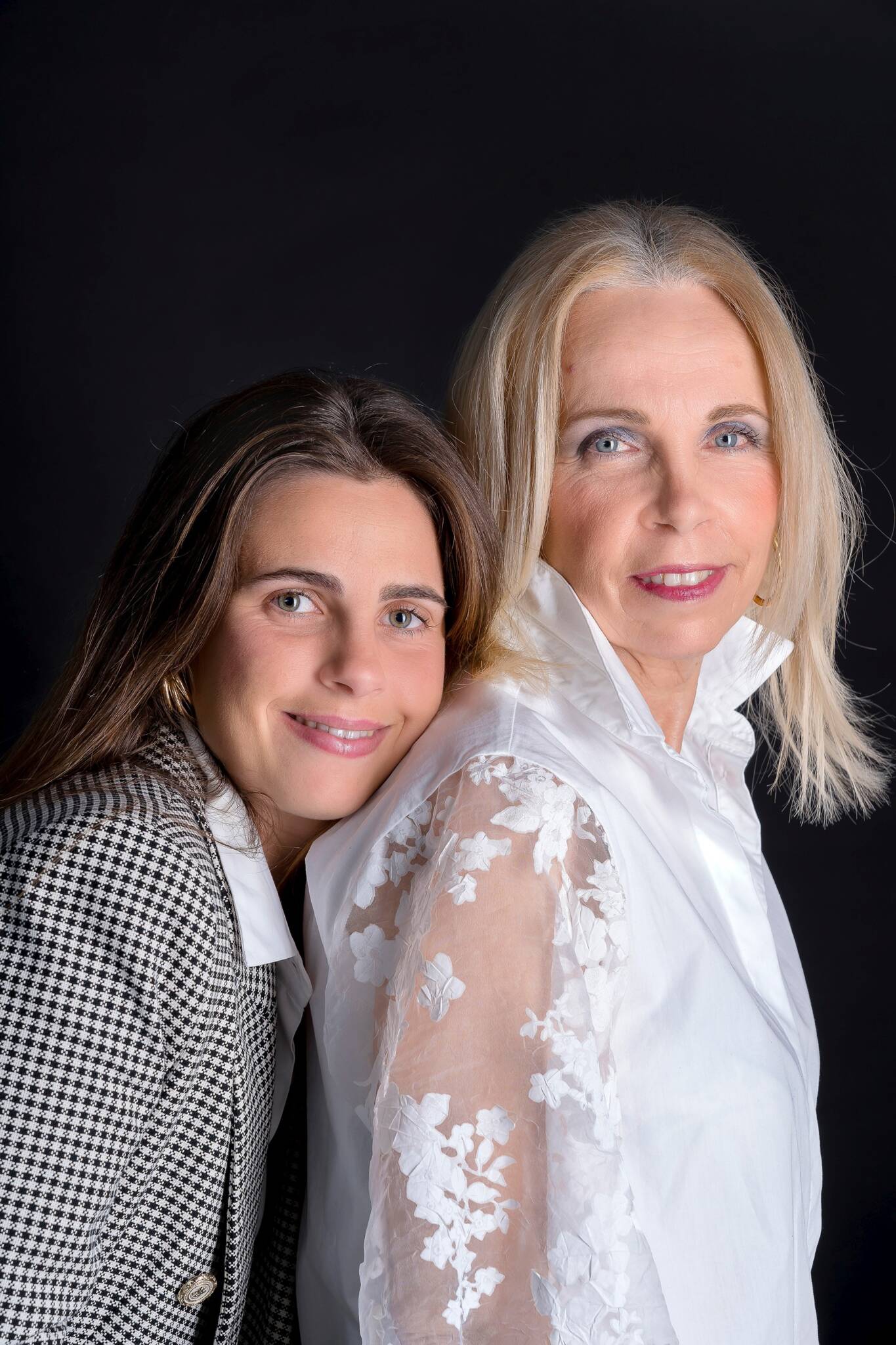 retrato de dos personas con fondo negro