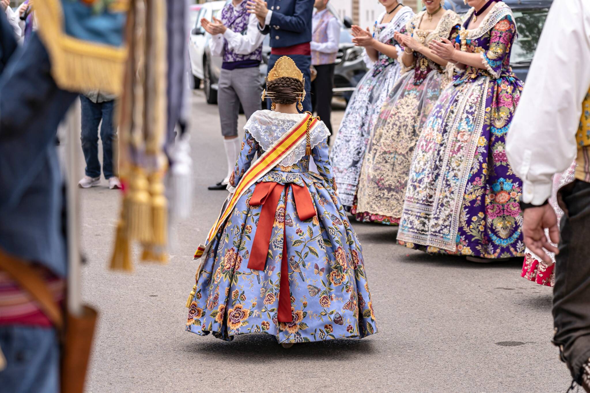 pequeña fallera desfilando entre falleras