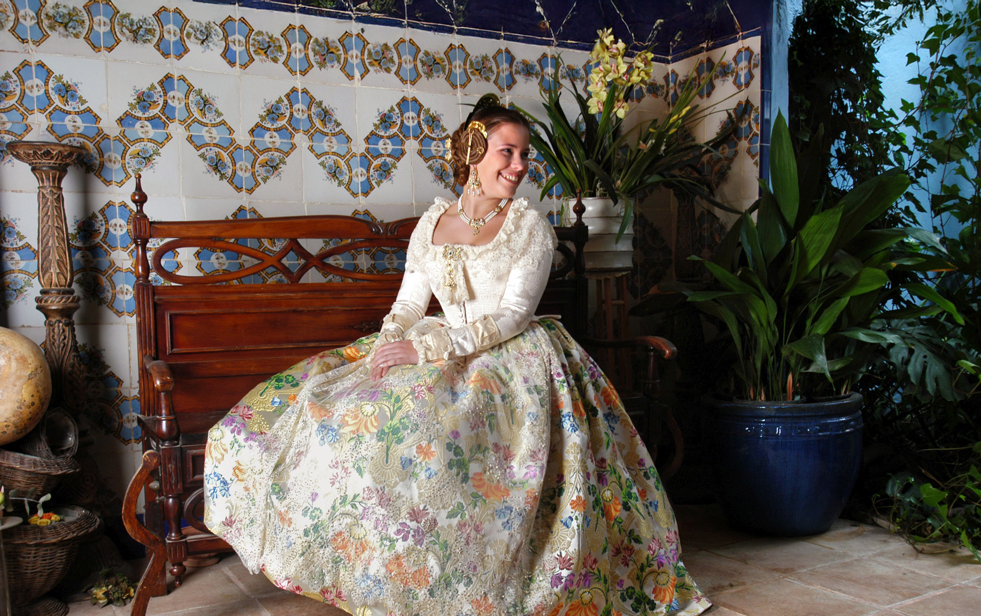 fallera en un entorno clásico
